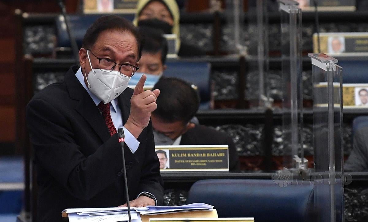 Ketua Pembangkang Datuk Seri Anwar Ibrahim membahaskan mengenai Rancangan Malaysia Ke-12 (RMK12) ketika Mesyuarat Penggal Keempat, Parlimen ke-14 di Bangunan Parlimen hari ini. FOTO BERNAMA