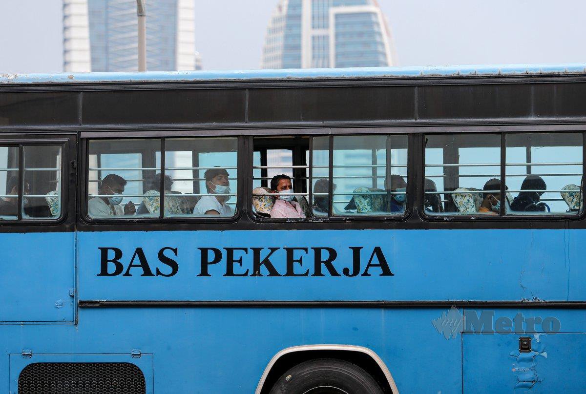 Bas yang membawa pekerja warga asing. FOTO ARKIB NSTP