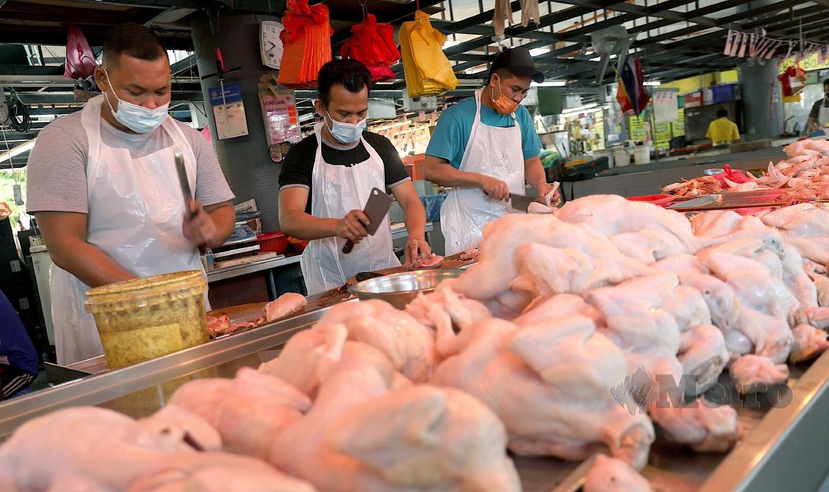 Peniaga ayam di Pasar Moden Seksyen 6, Shah Alam bersetuju jualan runcit ayam mula dijual di antara RM8.50 sehingga RM9.50 seekor bagi membantu pengguna mendapatkan harga ayam lebih berpatutan dan lebih banyak pilihan. FOTO FAIZ ANUAR