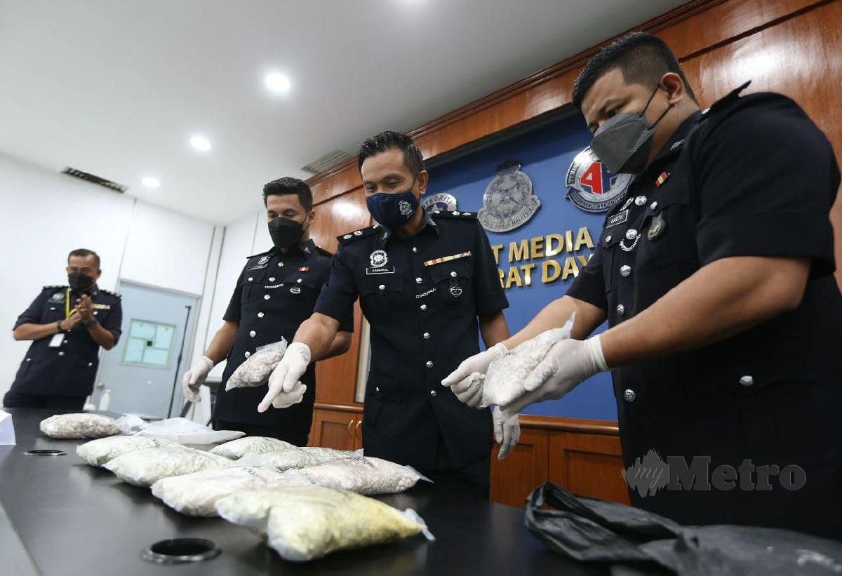 Ketua Polis Daerah Barat Daya, Superintendan Kamarul Rizal Jenal (tengah) menunjukkan dadah jenis heroin anggaran berat 4.595 kilogram bernilai RM61,573  ketika sidang media di Ibu Pejabat Daerah Barat Daya di sini. FOTO MIKAIL ONG