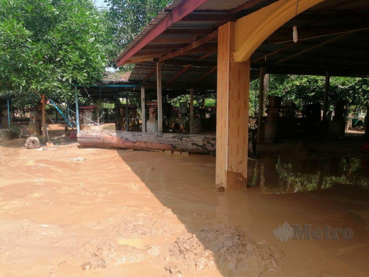 Kesan banjir lumpur di Kampung Iboi yang sukar dibersihkan selepas bekalan air masyarakat turut terjejas. FOTO Noorazura Abdul Rahman
