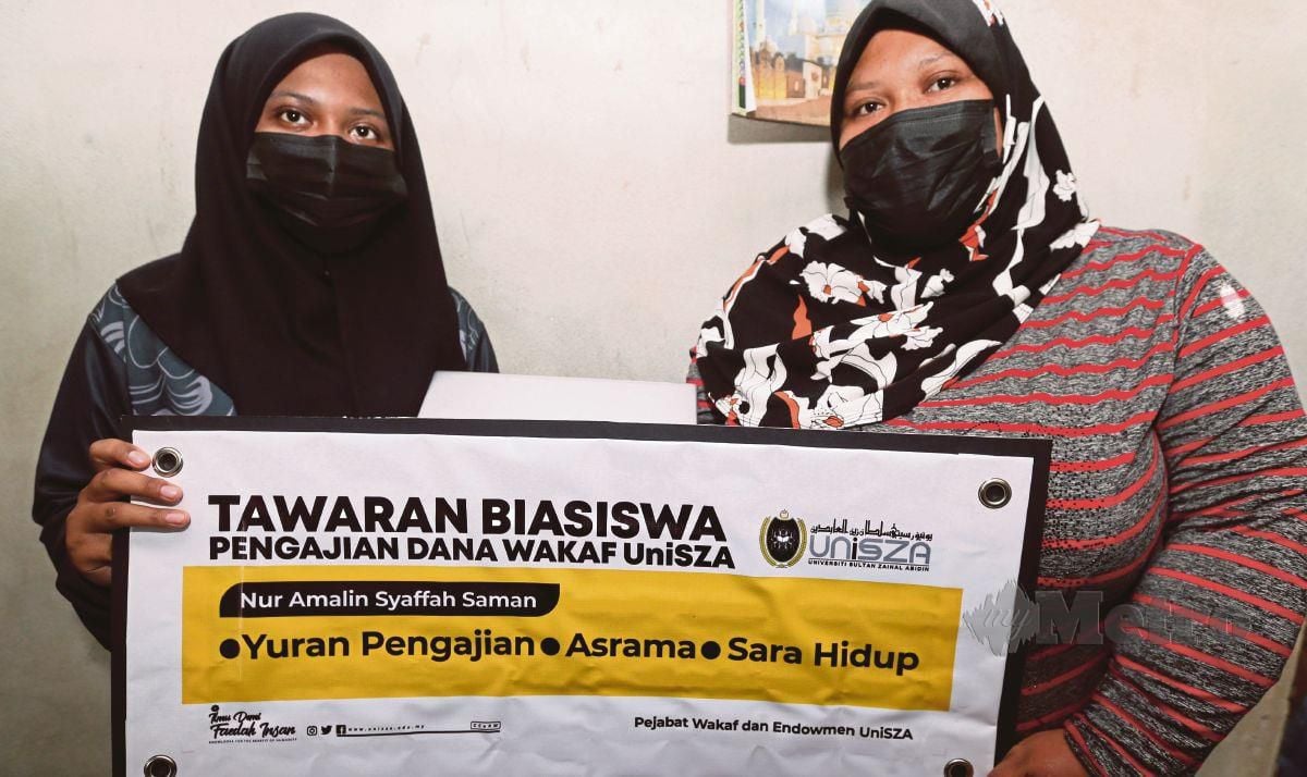 Nur Amalin Syaffah Saman, 19, ditemani ibunya, Azilina Zakaria, 35, gembira selepas menerima tawaran biasiswa untuk menampung kos pengajiannya selama tiga tahun. FOTO NIK ABDULLAH NIK OMAR