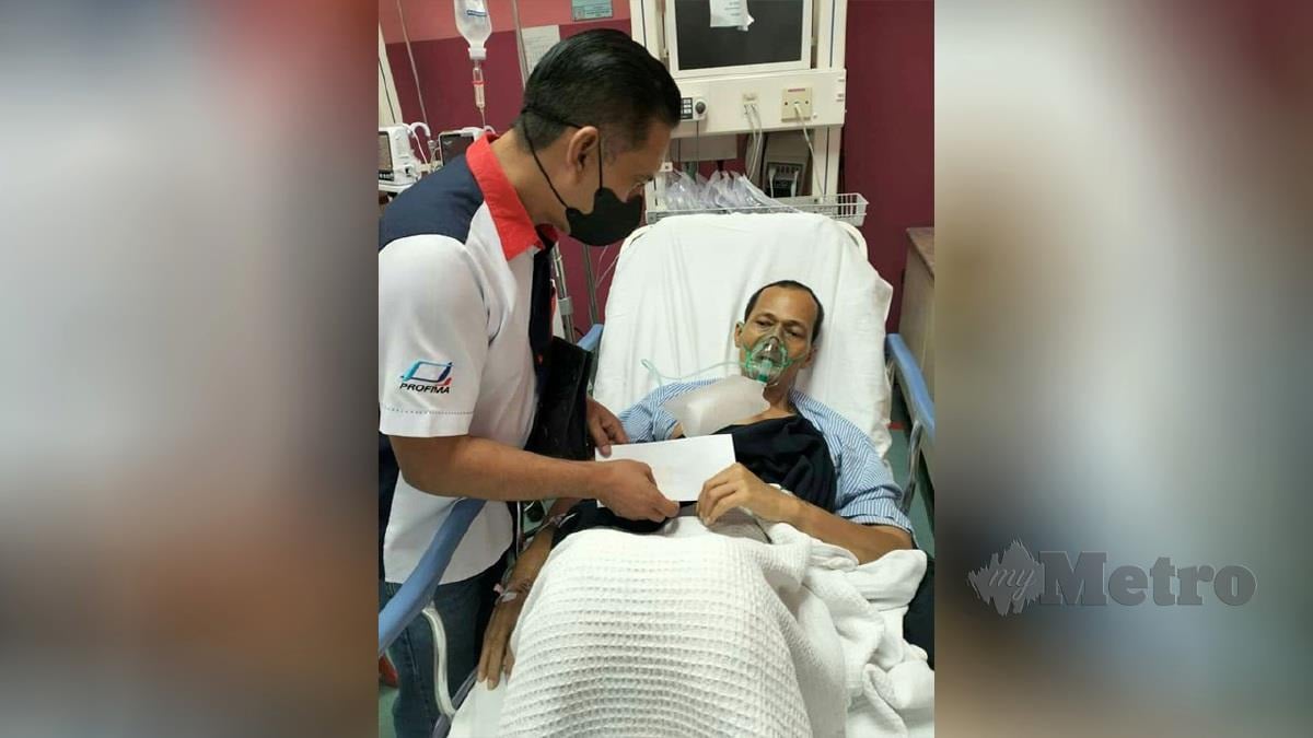 Khalil memberi sumbangan ketika melawat Din Glamour di hospital.