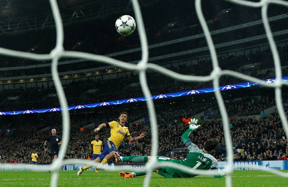 GAYA Dybala menewaskan penjaga gol Tottenham Hotspur, Hugo Lloris untuk gol kedua Juventus di Stadium Wembley, awal pagi tadi. - FOTO REUTERS