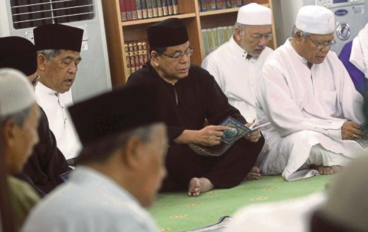 Johan  (tengah) pada majlis solat hajat, bacaan Yasin dan doa selamat.