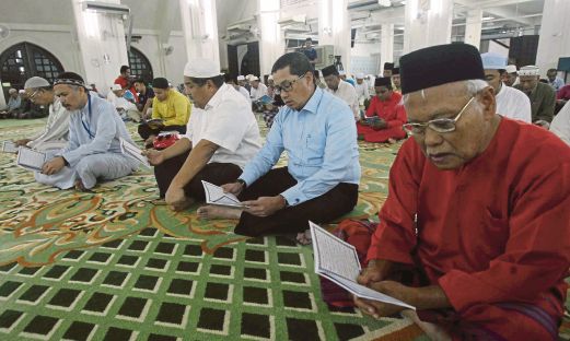Mohammad Azlan  (dua dari kanan) bersama jemaah Masjid At-Taqwa membaca Yasin. 