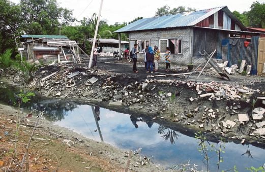KEADAAN sungai kecil yang rendah menyebabkan tidak dapat menampung air pasang dari Sungai Prai sehingga menyebabkan banjir kilat di Kampung Manis, Prai sejak lebih 10 tahun lalu.