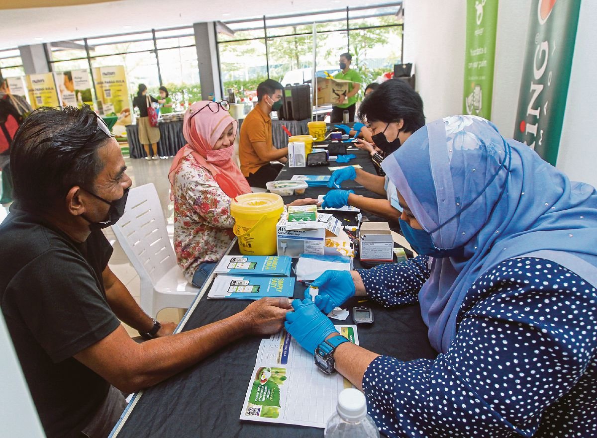 PENGUNJUNG memeriksa tekanan darah dan gula di Public Space dan Ruang Seminar NSTP Bangsar, Kuala Lumpur.