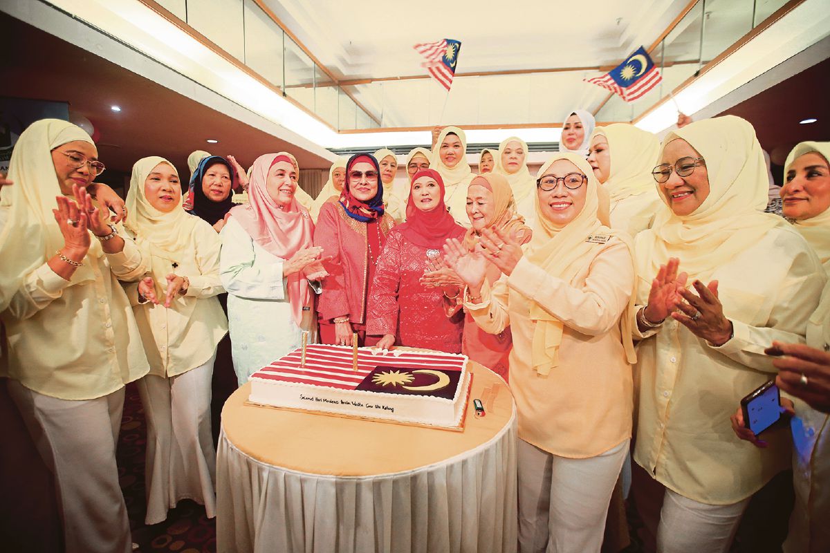 SUHANA (depan lima dari kiri) bersama Pengerusi Perkim Wanita Bahagian Selangor, Datin Patimah Ismail (depan empat dari kiri) meraikan ahli sempena sambutan bulan Kemerdekaan.