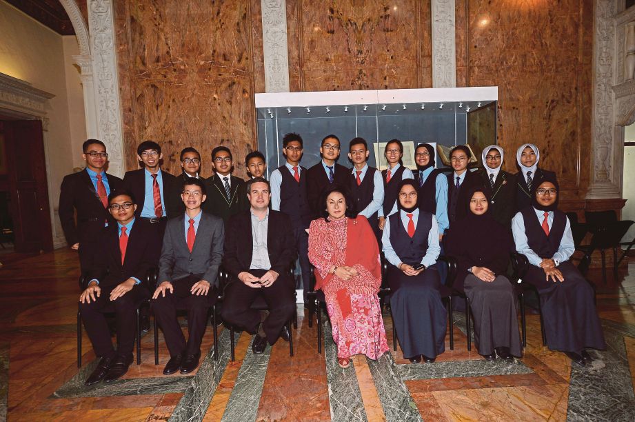Pelajar Permata Pintar  pada majlis makan tengah hari bersama Rosmah  yang juga penaung Permata, kelmarin.