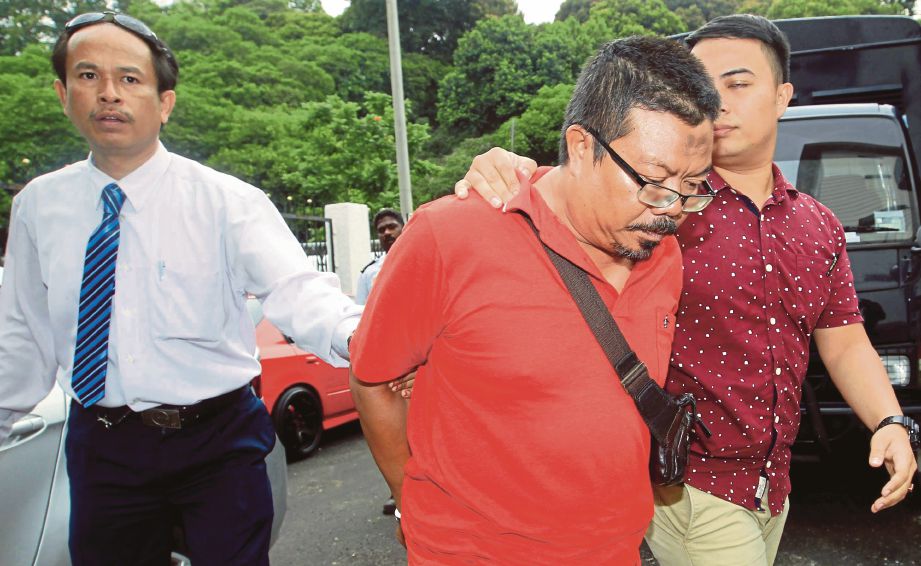 SABIRIN tidak mengaku bersalah atas tuduhan mengaku sebagai Sultan Melaka dan memperdayakan mangsanya di mahkamah, semalam.