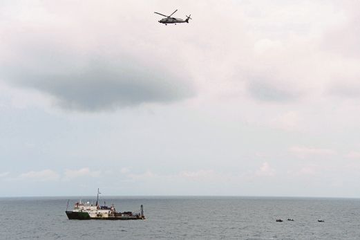 KAPAL dan helikopter digunakan dalam operasi menaikkan ekor pesawat QZ8501 di Laut Jawa, semalam.