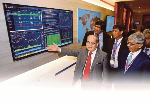  DOUGLAS (kiri) bersama Pengerusi Bursa Malaysia Berhad, Amirsham A Aziz (kanan) pada POC 2016 di Kuala Lumpur, semalam.