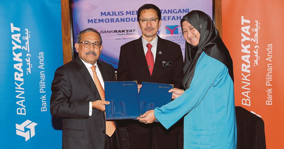  ZULKIFLEE  (kiri) bertukar dokumen dengan Raja Azura  disaksikan  Saiful Anuar   pada majlis menandatangani MoU antara Bank Rakyat dan Yayasan Peneraju di Kuala Lumpur.