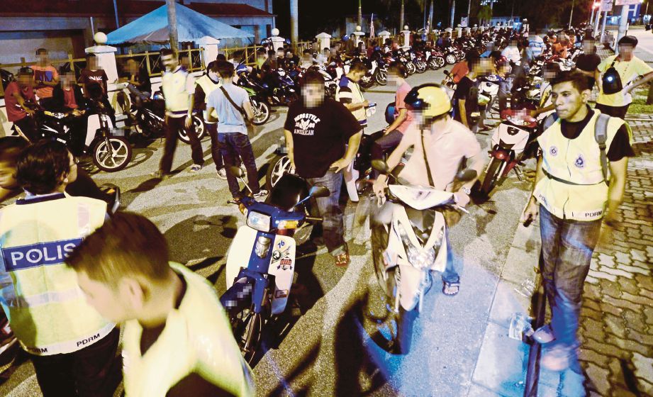 ANGGOTA polis menahan dan memeriksa motosikal menerusi  Op Samseng Jalanan.