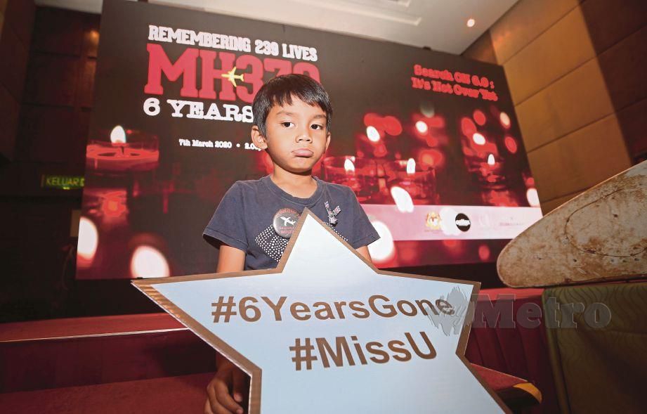 MUHAMMAD Mohd Hazrin anak kepada kru penerbangan MH370,  Imam Mohd Hazrin pada majlis memperingati, kelmarin.