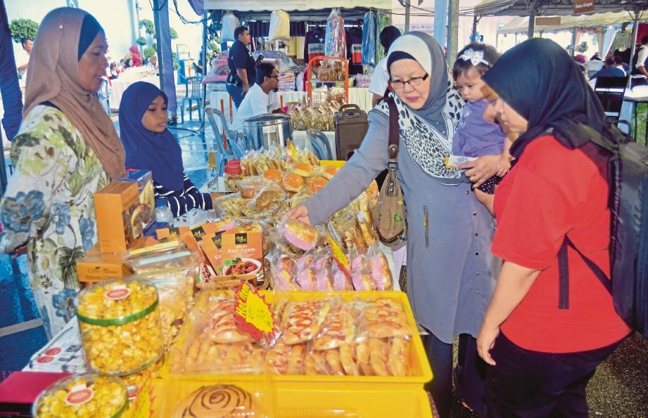 ORANG ramai membeli pelbagai produk yang dijual  usahawan pada Karnival Usahawan RISDA Negeri Selangor 2016 (RISDApreneurs) di pekarangan AEON Mall, Shah Alam.