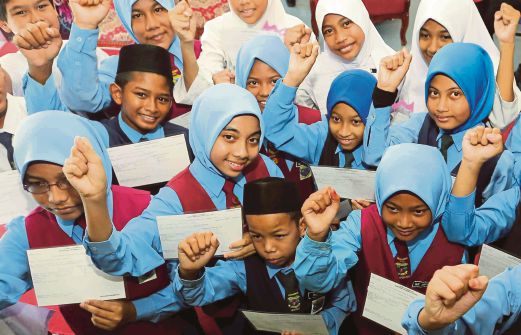 PELAJAR Sekolah Kebangsaan Toh Puan Sharifah Hanifah yang memperoleh keputusan cemerlang dalam peperiksaan UPSR menunjukkan slip keputusan masing-masing, November lalu.