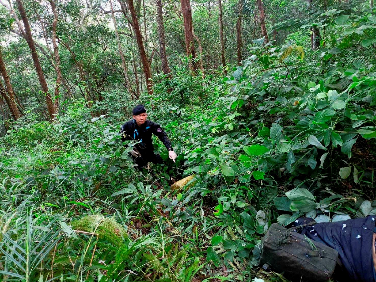 POLIS Thailand memeriksa lokasi 15 suspek penyeludup dadah ditembak mati di utara wilayah Chiang Mai. FOTO AP 