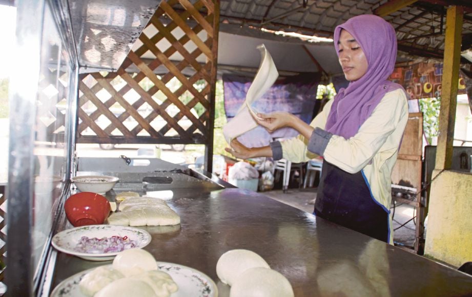 NORDIYANA menebar roti canai di warung di seremban.