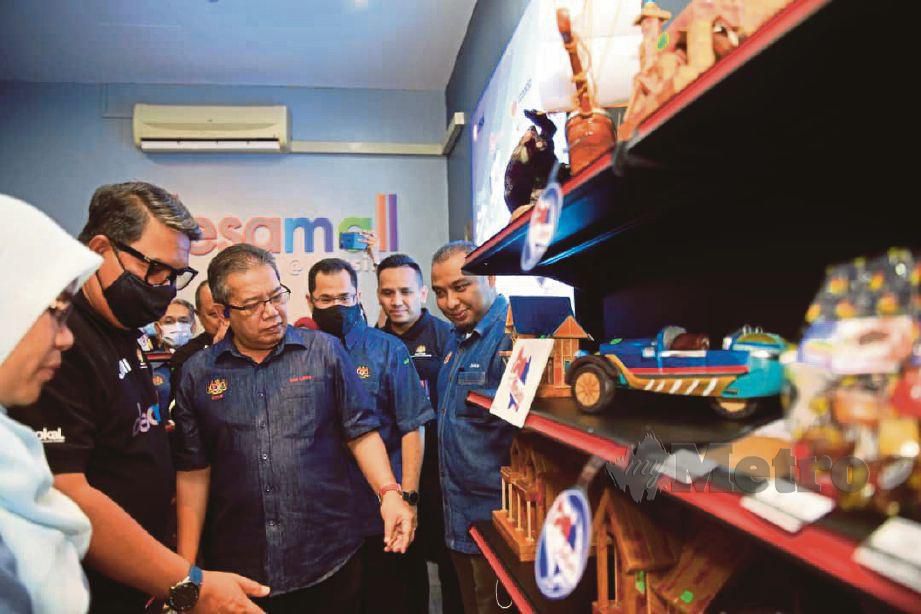 Dr. Abdul Latiff (tiga dari kiri) melihat produk jualan di Galeri DesaMall@Mersing