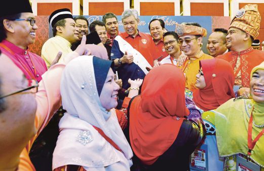 AHMAD Zahid bersama Ketua Penerangan UMNO, Datuk Ahmad Maslan beramah mesra dengan finalis Pidato Piala Presiden UMNO 2015 pada Pertandingan Akhir Pidato Piala Presiden UMNO 2015 sempena Perhimpunan Agung UMNO 2015.