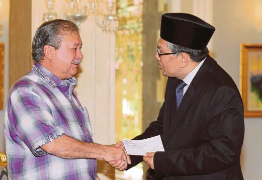 SULTAN Ibrahim menyerahkan cek bernilai RM1 juta kepada Abdul Jalil untuk Tabung Bencana NSTP-Media Prima di Istana Bukit Serene, Johor Bahru.  