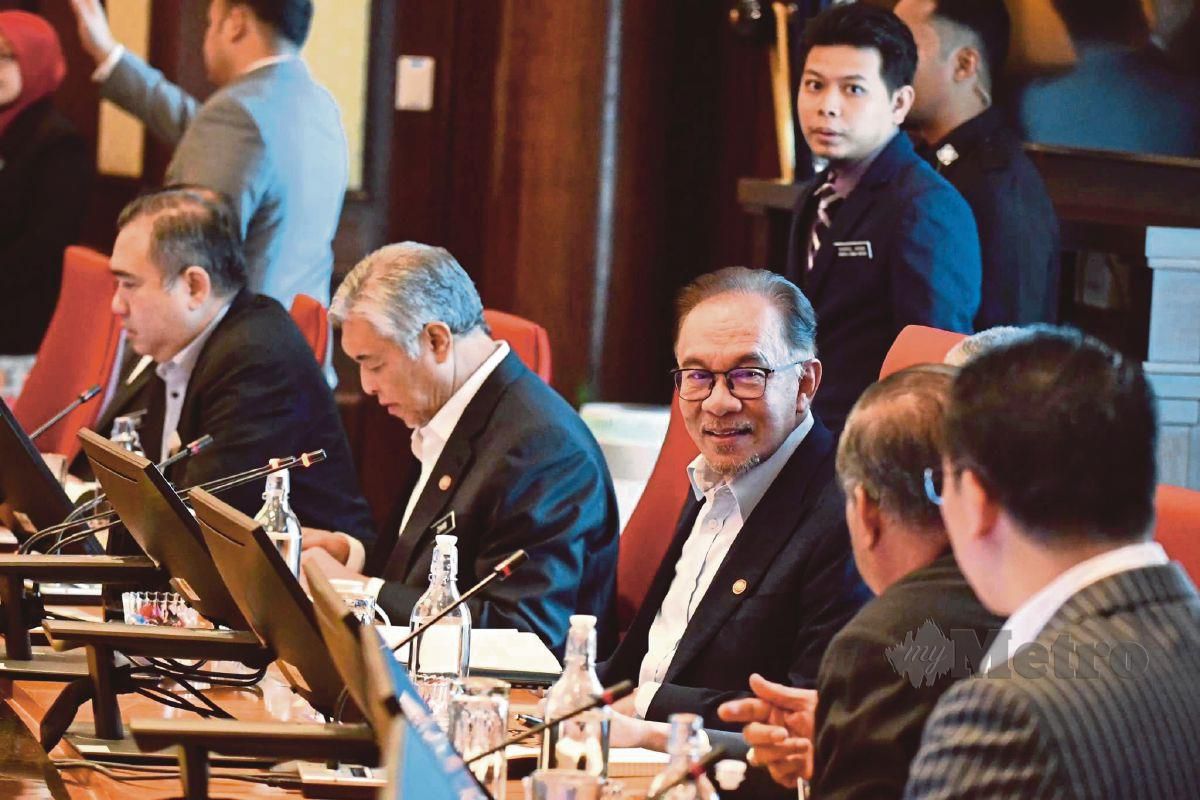 ANWAR mempengerusikan mesyuarat menteri Kabinet Perpaduan di Putrajaya. - Gambar FB Anwar Ibrahim
