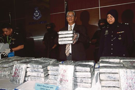 NOOR Rashid (tengah) menunjukkan dadah yang dirampas dalam empat serbuan termasuk operasi khas di sempadan.