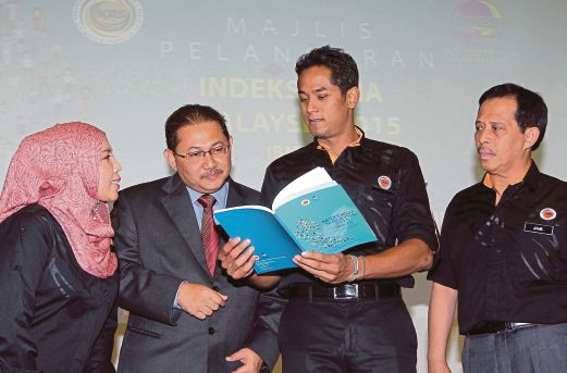 KHAIRY (dua dari kanan) melihat IBM’15 selepas melancarkannya di Kementerian Belia dan Sukan, Putrajaya. 