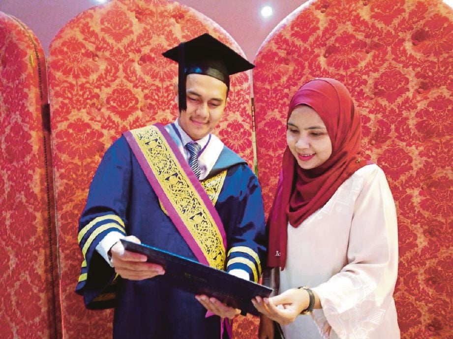 ABDULLAH bersama isterinya, Norbaidzuri Mohd Yusoff menujukkan sijil Anugerah Sarjana Cemerlang yang diterima di Sidang Kedua Istiadat Konvokesyen UiTM ke-88 di UiTM Shah Alam, semalam.