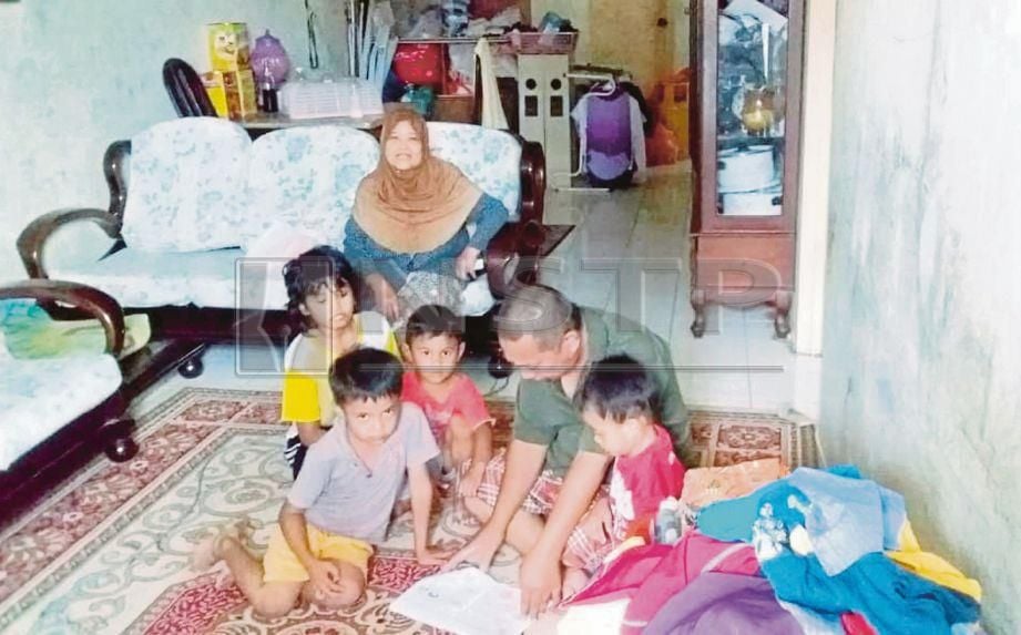SITI Kamala dan Kamarul  melayan kerenah empat cucu yang dipelihara sejak setahun lalu.