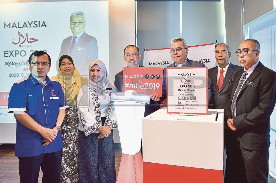 MOHD Redzuan  (tiga dari kanan)   bersama  Dr Mohd Hatta   (dua dari  kanan) dan  Timbalan Ketua Setiausaha Kementerian Pembangunan dan Pemantauan Keusahawanan Mohd Razman Abu Samah (kanan) dan wakil rakan strategik pada majlis  pra pelancaran Ekspo Halal Malaysia 2019 di MaGIC Cyberjaya, semalam. 