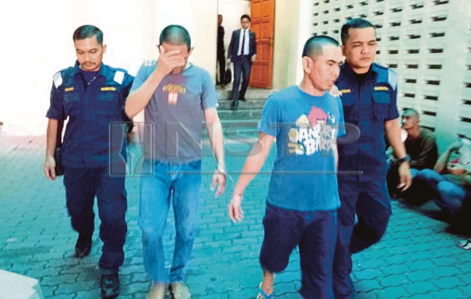 KEDUA-dua warga asing yang ditahan ketika dibawa ke Mahkamah Sesyen Kuala Terengganu, semalam.