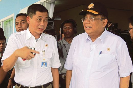 MENTERI Pengangkutan Indonesia Ignasius Jonan (kiri) bersama dengan Menteri Koordinasi Hal-Ehwal Maritim Indonesia Indroyono Soeasilo ketika melawat Lapangan Terbang Tentera Iskandar, Pangkalan Bun.
