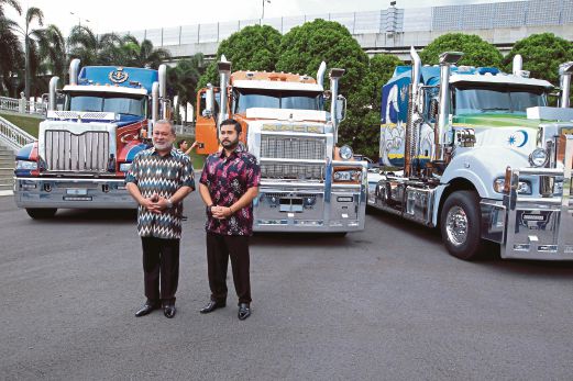 SULTAN Ibrahim  dan Tunku Ismail    bersama dengan tiga trak Mack yang akan digunakan pada KMJ 2016.