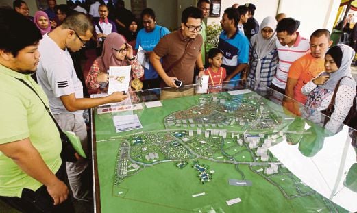 ORANG ramai melihat pelan projek rumah idaman PKNS Seksyen 9, Kota Puteri, Kuala Selangor pada majlis pelancaran dan pendaftaran, semalam.