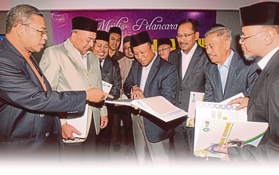MOHAMAD Adzib (empat dari kanan) melihat Modul Istitabah MAIS bersama wakil penerima setiap negeri. 