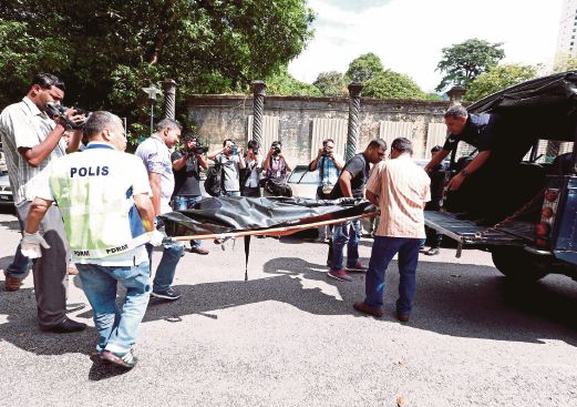 ANGGOTA polis mengangkat  mayat dipercayai dibunuh di Taman Metropolitan, Lebuh Relau. 