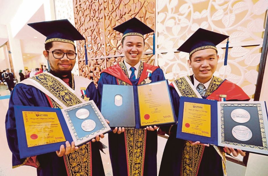 AHMAD Najmi (kiri) bersama penerima Anugerah Sultan Ibrahim, Muhammad Nur Annuar Mohd Yunos (tengah) dan Teo Yen Bin.