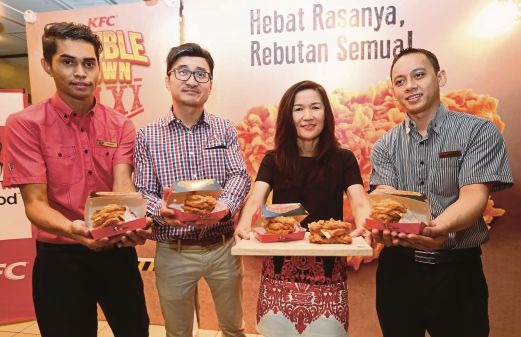 LING (dua dari kanan) dan Pengurus Besar Pemasaran KFC Malaysia, Kelvin Hong (dua dari kiri) menunjukkan burger baru  Double Down Maxx.