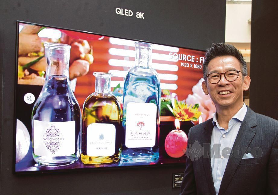 TAN bersama produk baharu televisyen Samsung QLED 8K. 