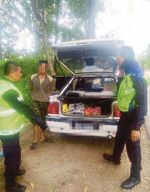 ANGGOTA polis menahan seorang lelaki yangmembawa  tiub straw mengandungi syabu di Jalan Jelutong, Mentakab.