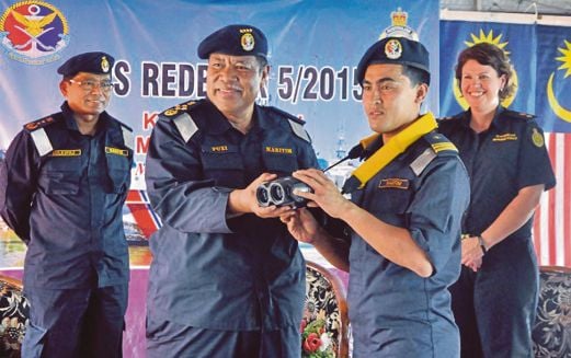 AHMAD Puzi (dua dari kiri) menyempurnakan pemakaian Toha kepada anggota Maritim terpilih.