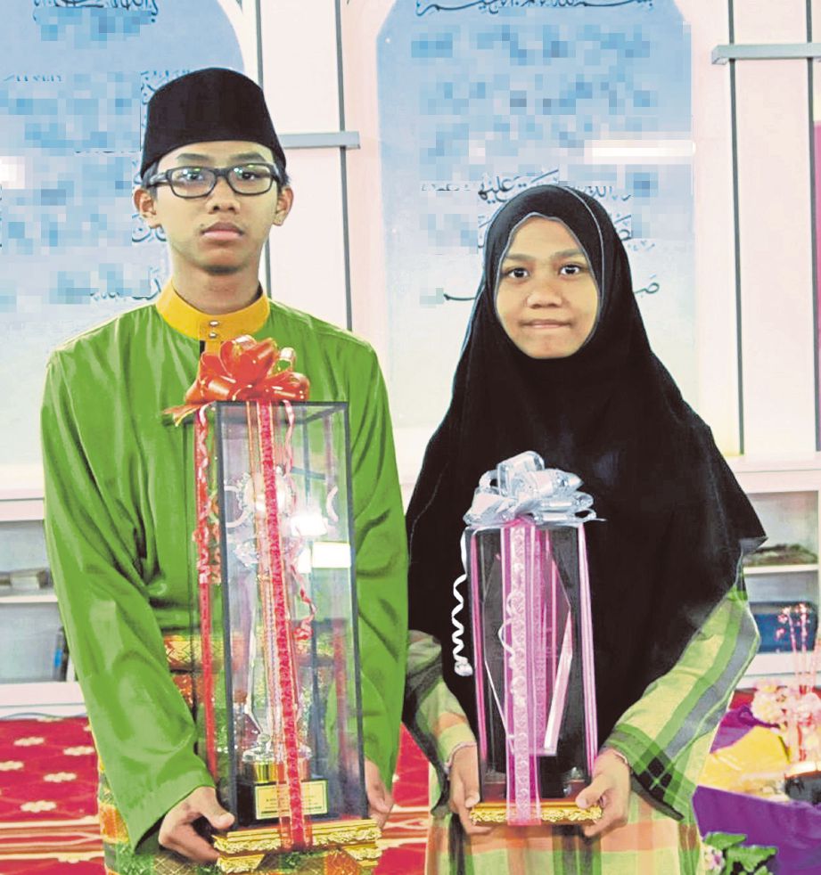 MOHAMMAD Arif Munir dan Arifah Atirah bersama hadiah yang dimenangi. 
