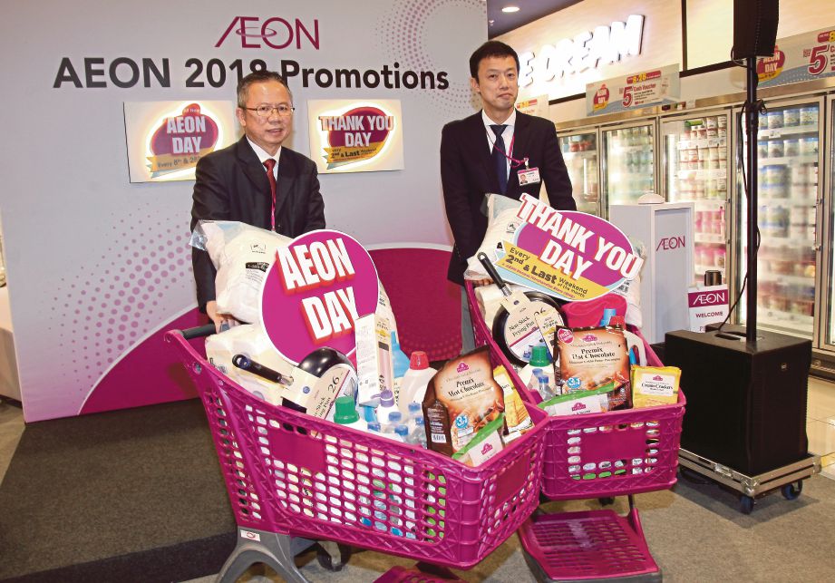 POH (kiri) bersama Pengarah Eksekutif AEON Hiroyuki Kotera menunjukkan promosi kempen di Kuala Lumpur, semalam.