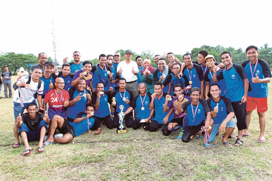PEMAIN dan pegawai PSN Evo meraikan kejayaan muncul juara Kejohanan Bola Sepak Sembilan Sepasukan.