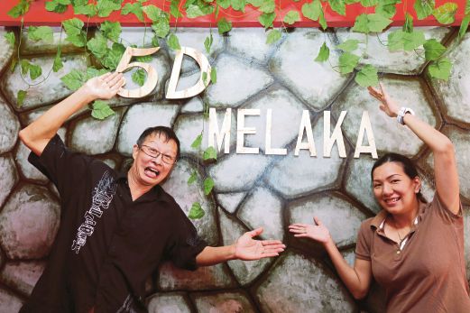 GOH  bersama rakannya Catrin Hoo (kanan) mempromosikan Muzium 5D Melaka di Bukit Cina. 