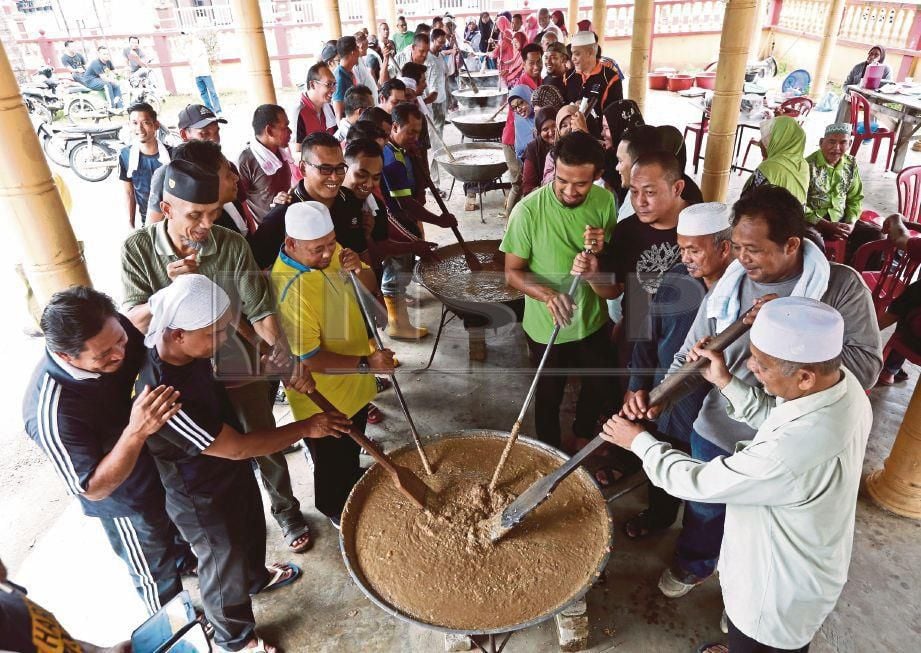  PENDUDUK yang terdiri daripada Majlis Pengurusan Komuniti Kampung (MPKK), Belia 4B dan ahli Jawatankuasa masjid bergotong-royong memasak dan mengacau bubur asyura.