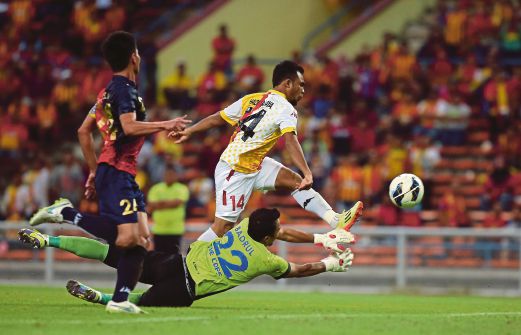 ABDUL Hadi menewaskan penjaga gol PDRM untuk gol ketiga Selangor di Stadium Shah Alam, kelmarin.